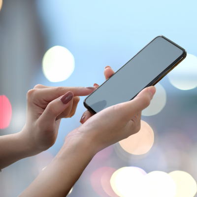 mani di donna che tengono il suo telefono in mano